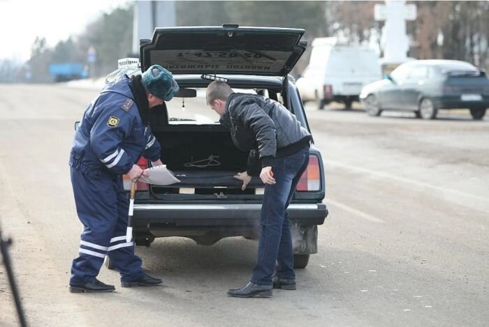 Можно ли отказать инспектору ДПС в просьбе открыть багажник