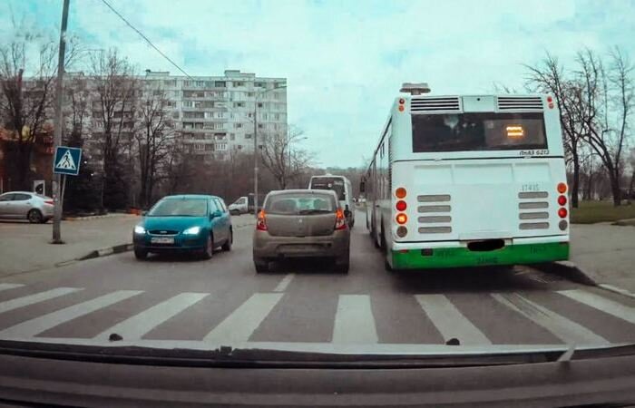 Можно ли объехать автобус если "мешает" сплошная полоса разметки