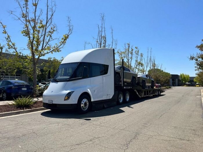 Фото первых Tesla Cybertruck