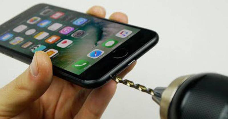 Владельцы iPhone 7 повелись на розыгрыш и просверлили в новых телефонах дырку для наушников