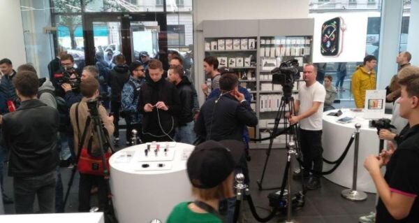 Очередь за iPhone оказалась аферой - из сотен людей только у единиц были деньги на новый смартфон