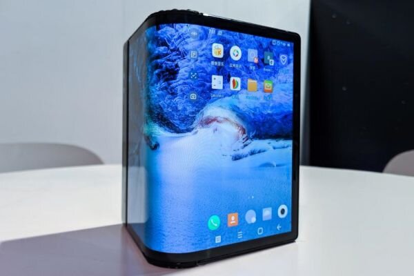 Первый складной гибкий смартфон