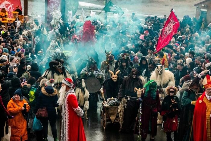 Захватывающие фотографии с Krampus Run 2022