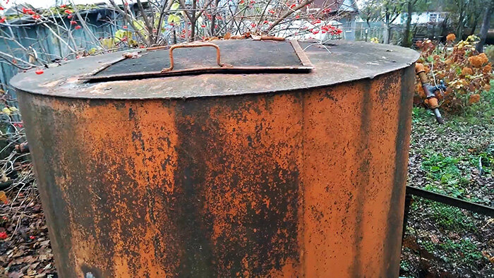 Заделать дыры в стальной емкости для полива своими руками