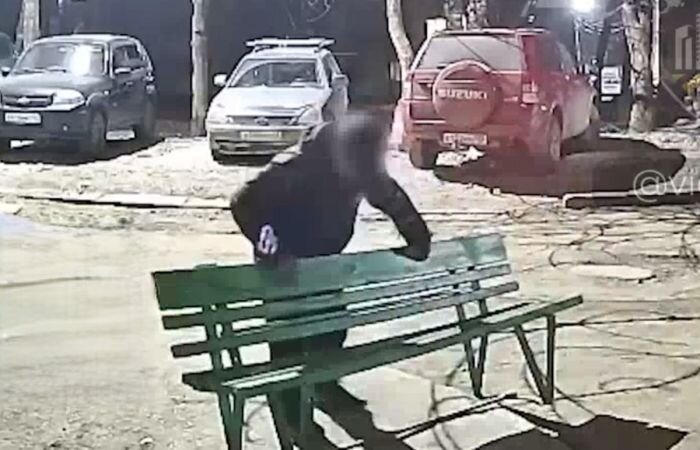 Неудачная попытка мужчины украсть скамейку