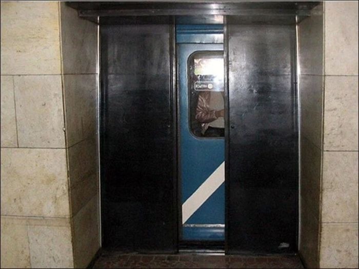 Зачем в питерском метро станции с дверями
